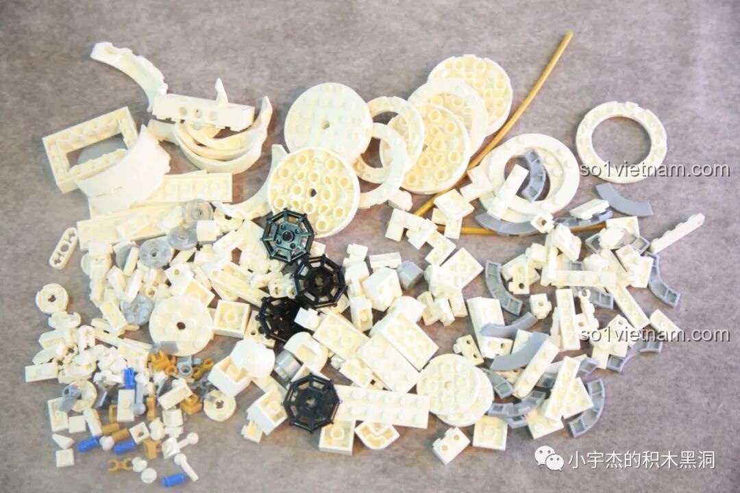 Các mảnh ghép từ túi số 7 của bộ lắp ráp SEMBO 203337 Mô hình Trạm Vũ trụ Thiên Cung được đổ ra, bao gồm nhiều mảnh cong và tròn.