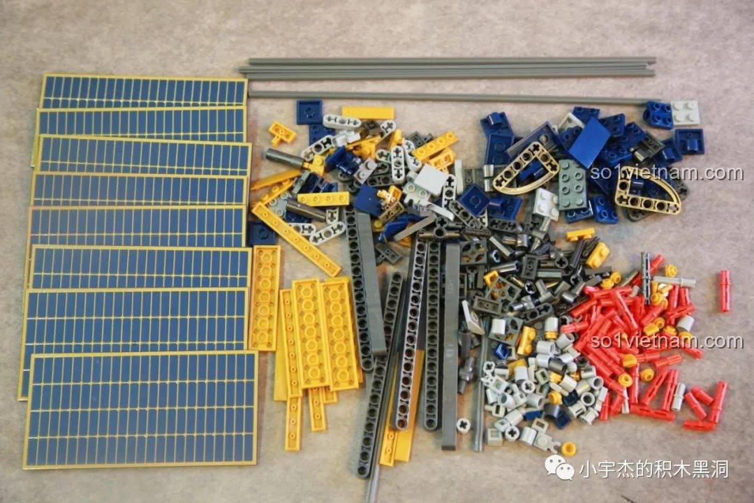 Các mảnh ghép từ túi số 9 của bộ lắp ráp SEMBO 203337 Mô hình Trạm Vũ trụ Thiên Cung được đổ ra, bao gồm các tấm pin mặt trời in ấn và các thanh kết nối.