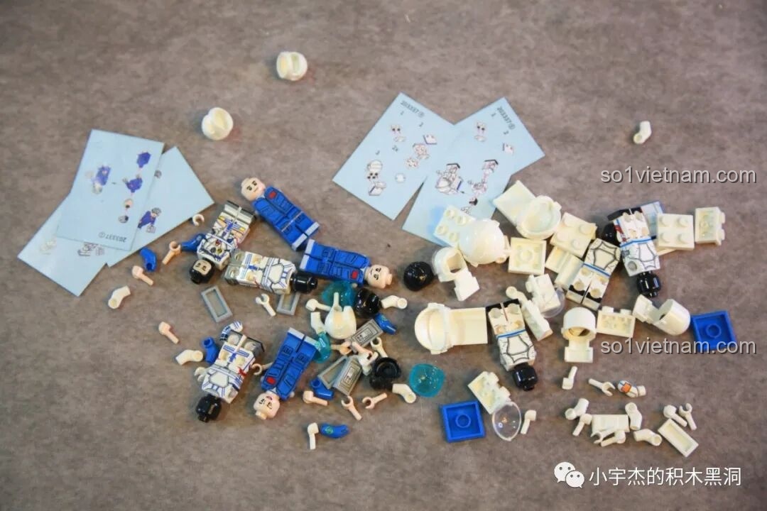 Các mảnh ghép của 9 minifigures phi hành gia được đổ ra, sẵn sàng để lắp ráp trong bộ SEMBO 203337.
