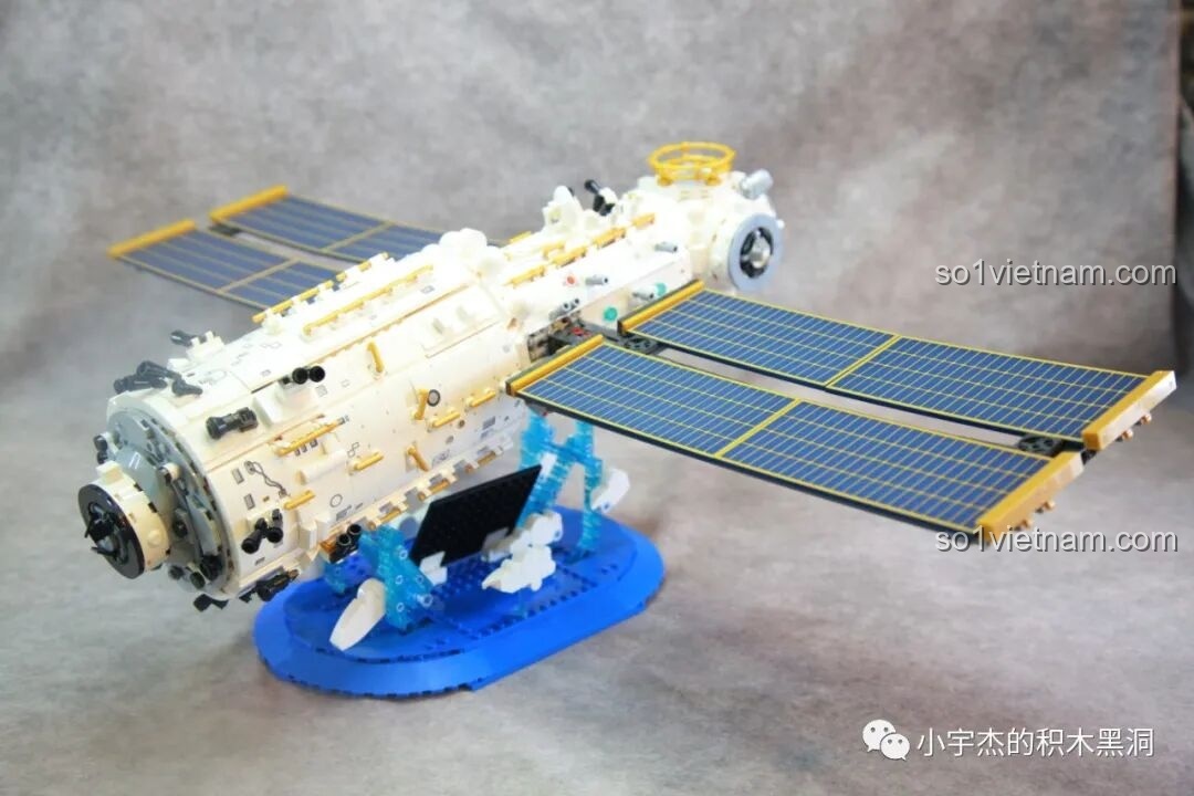 Mô hình Trạm Vũ trụ Thiên Cung đã hoàn thiện nhìn từ góc nghiêng, với tấm pin mặt trời mở rộng của bộ SEMBO 203337.