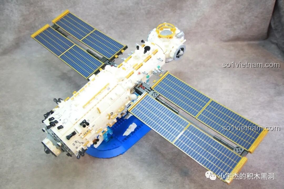 Mô hình Trạm Vũ trụ Thiên Cung đã hoàn thiện nhìn từ góc nghiêng khác, với tấm pin mặt trời mở rộng của bộ SEMBO 203337.