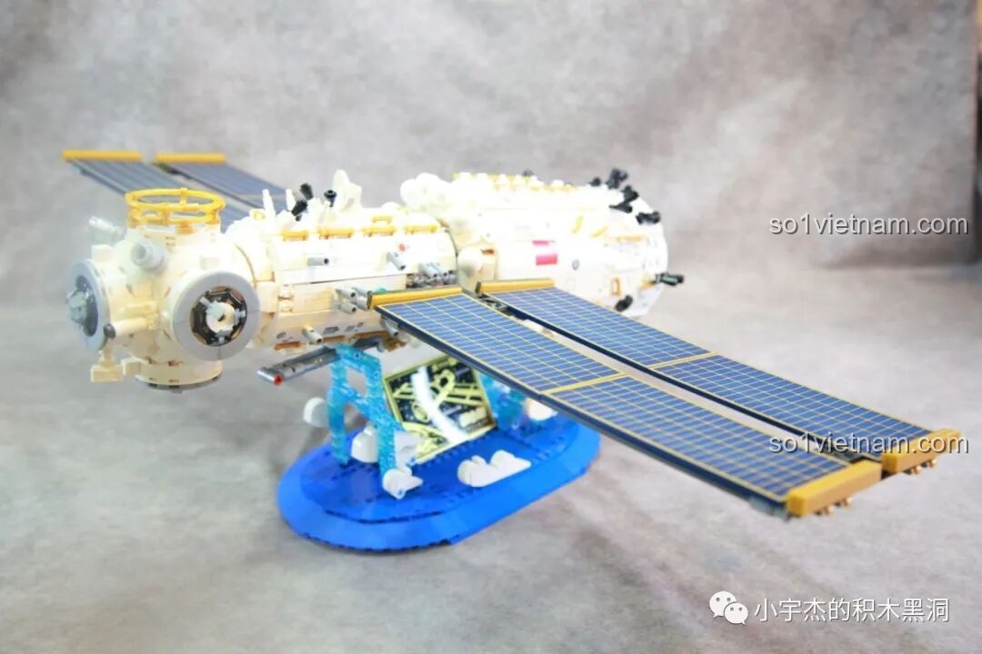 Mô hình Trạm Vũ trụ Thiên Cung đã hoàn thiện, đặt trên đế trưng bày với tấm pin mặt trời ở trạng thái gấp gọn của bộ SEMBO 203337.