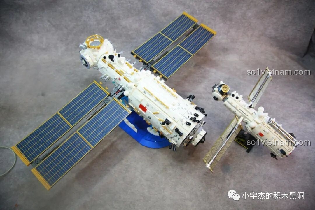 Mô hình Trạm Vũ trụ Thiên Cung đã hoàn thiện, đặt trên đế trưng bày với tấm pin mặt trời mở rộng của bộ SEMBO 203337.