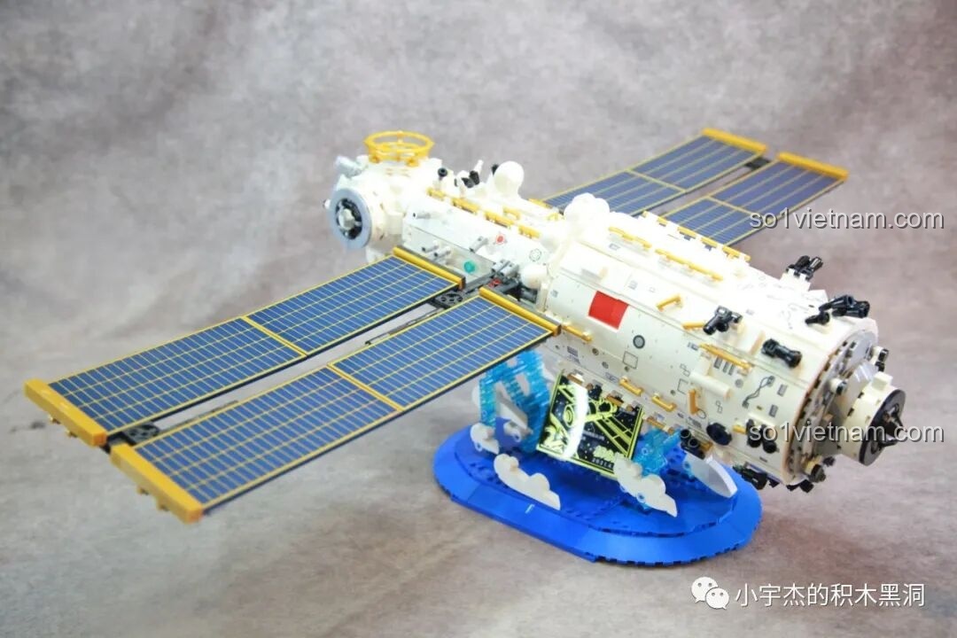 Mô hình Trạm Vũ trụ Thiên Cung đã hoàn thiện, đặt trên đế trưng bày với tấm pin mặt trời mở rộng hoàn toàn của bộ SEMBO 203337.