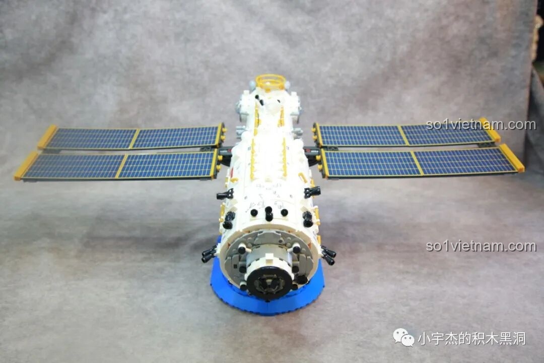 Mô hình Trạm Vũ trụ Thiên Cung đã hoàn thiện nhìn trực diện, với tấm pin mặt trời mở rộng của bộ SEMBO 203337.