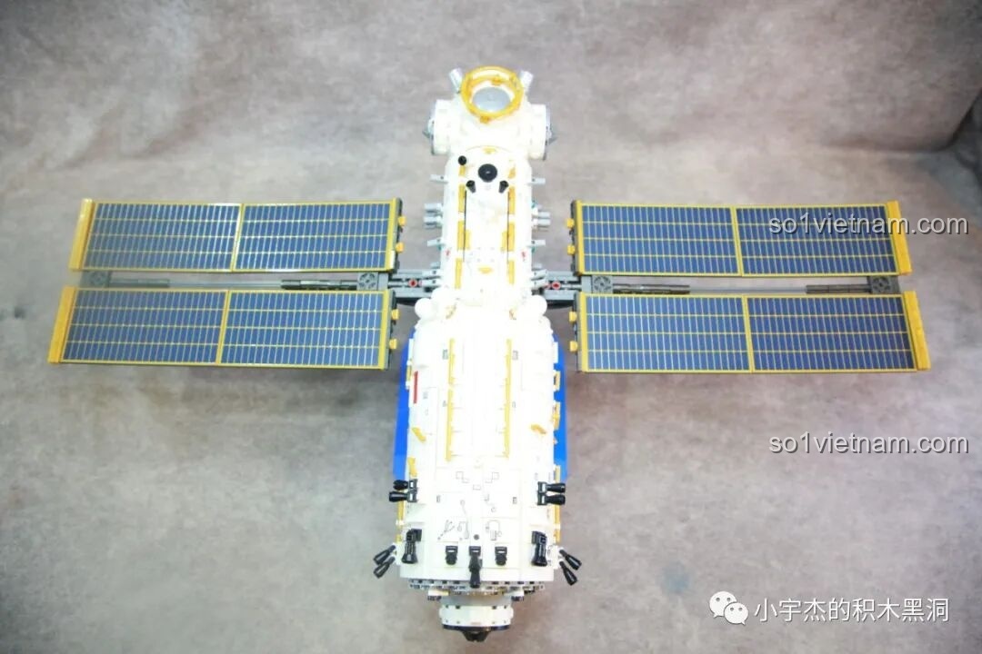 Mô hình Trạm Vũ trụ Thiên Cung đã hoàn thiện nhìn từ trên xuống, với tấm pin mặt trời mở rộng của bộ SEMBO 203337.