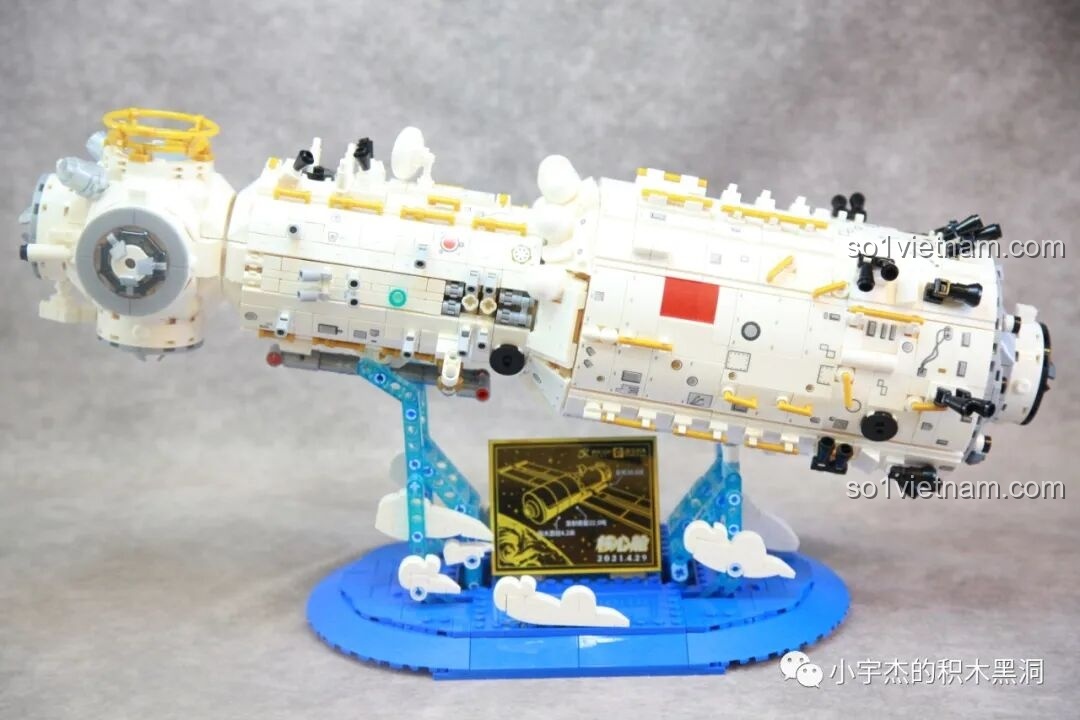 Mô hình Trạm Vũ trụ Thiên Cung đã hoàn thiện, đặt trên đế trưng bày, nhìn từ góc nghiêng của bộ SEMBO 203337.