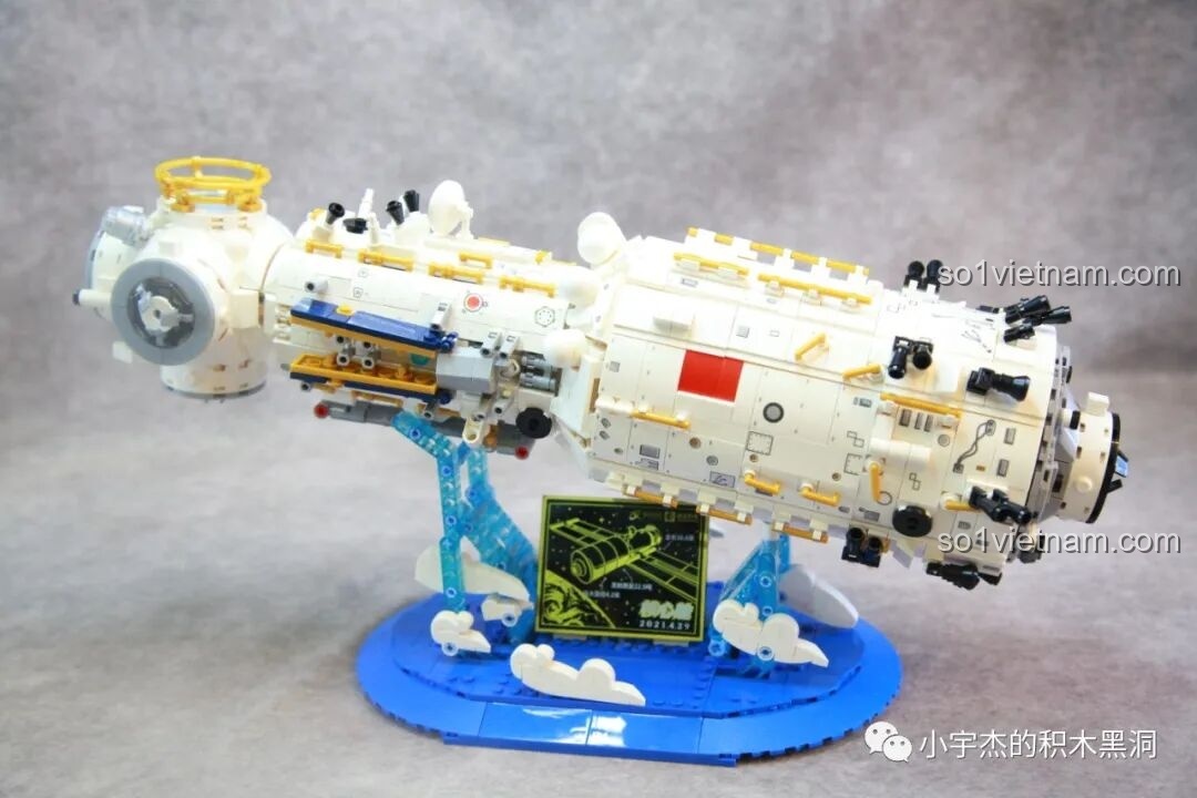 Mô hình Trạm Vũ trụ Thiên Cung đã hoàn thiện, đặt trên đế trưng bày với tấm pin mặt trời ở trạng thái gấp gọn của bộ SEMBO 203337.