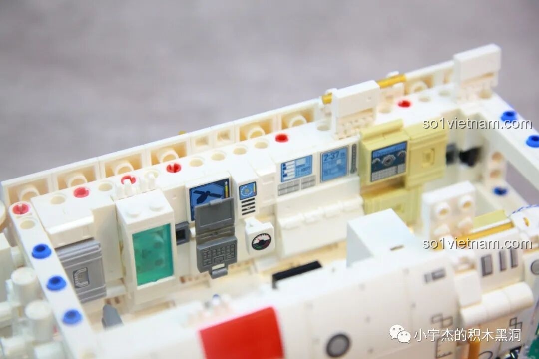 Nội thất bên trong khoang lớn của Trạm Vũ trụ Thiên Cung với các bảng điều khiển và thiết bị khoa học của bộ SEMBO 203337.