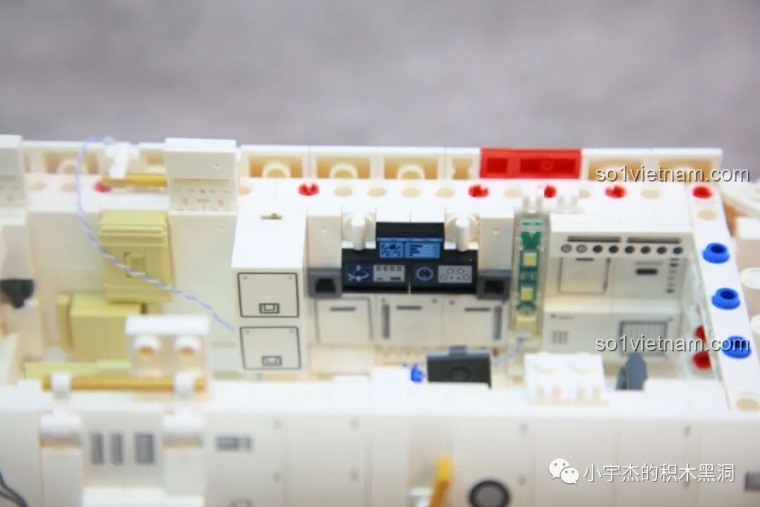 Nội thất bên trong khoang lớn của Trạm Vũ trụ Thiên Cung với các màn hình và thiết bị khác của bộ SEMBO 203337.