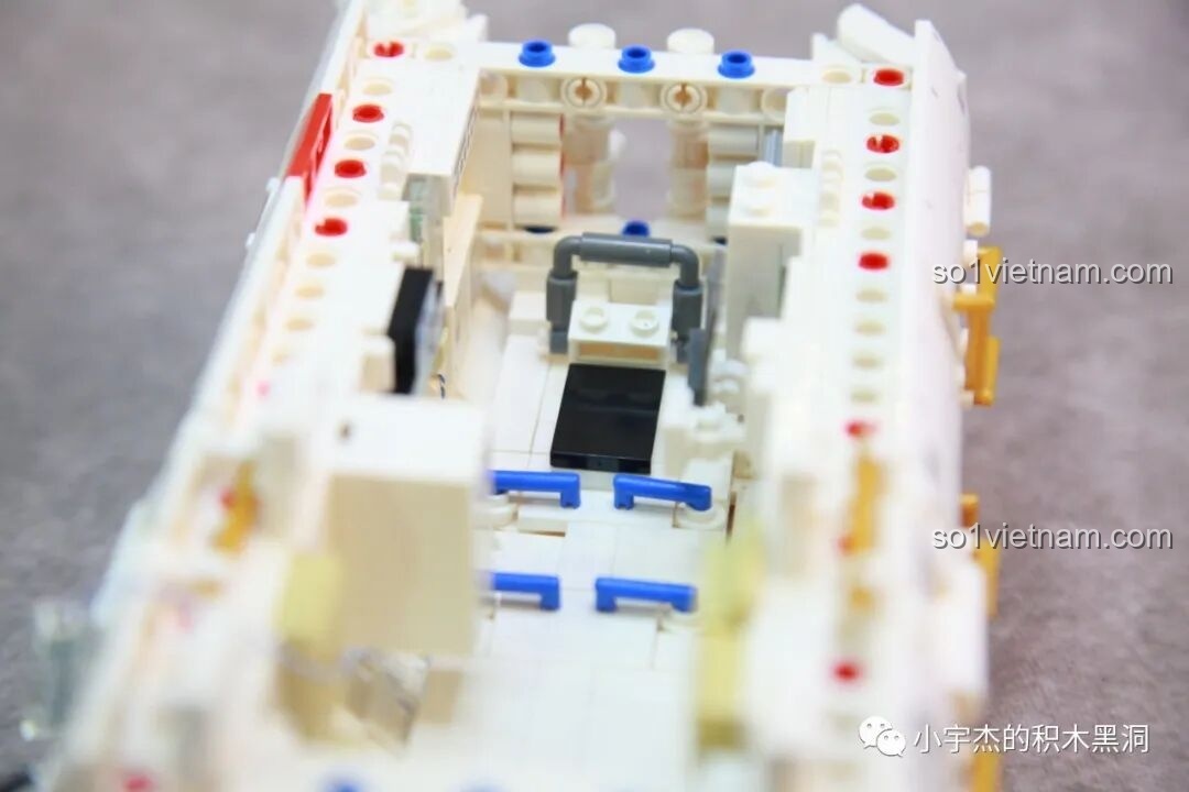 Nội thất bên trong khoang lớn của Trạm Vũ trụ Thiên Cung với máy chạy bộ cho phi hành gia của bộ SEMBO 203337.