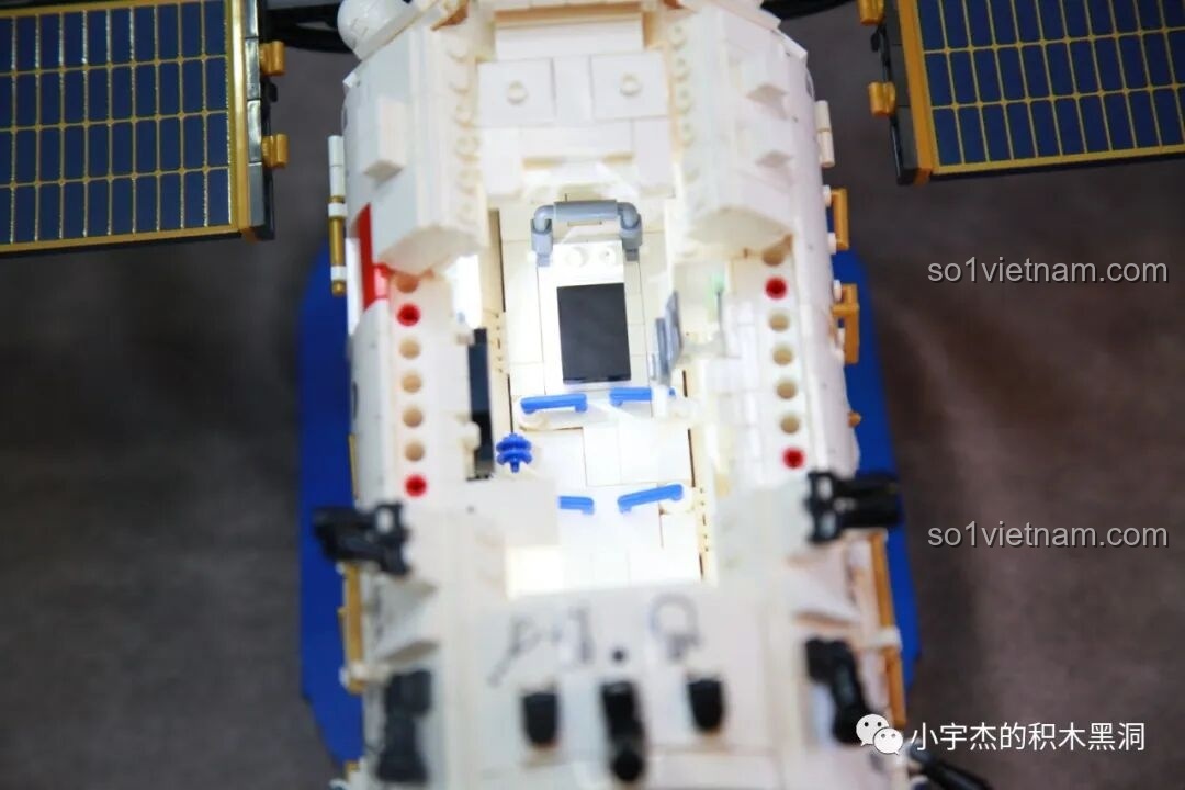 Nội thất bên trong khoang lớn của Trạm Vũ trụ Thiên Cung được chiếu sáng bằng đèn LED, hiển thị máy chạy bộ và các chi tiết khác của bộ SEMBO 203337.