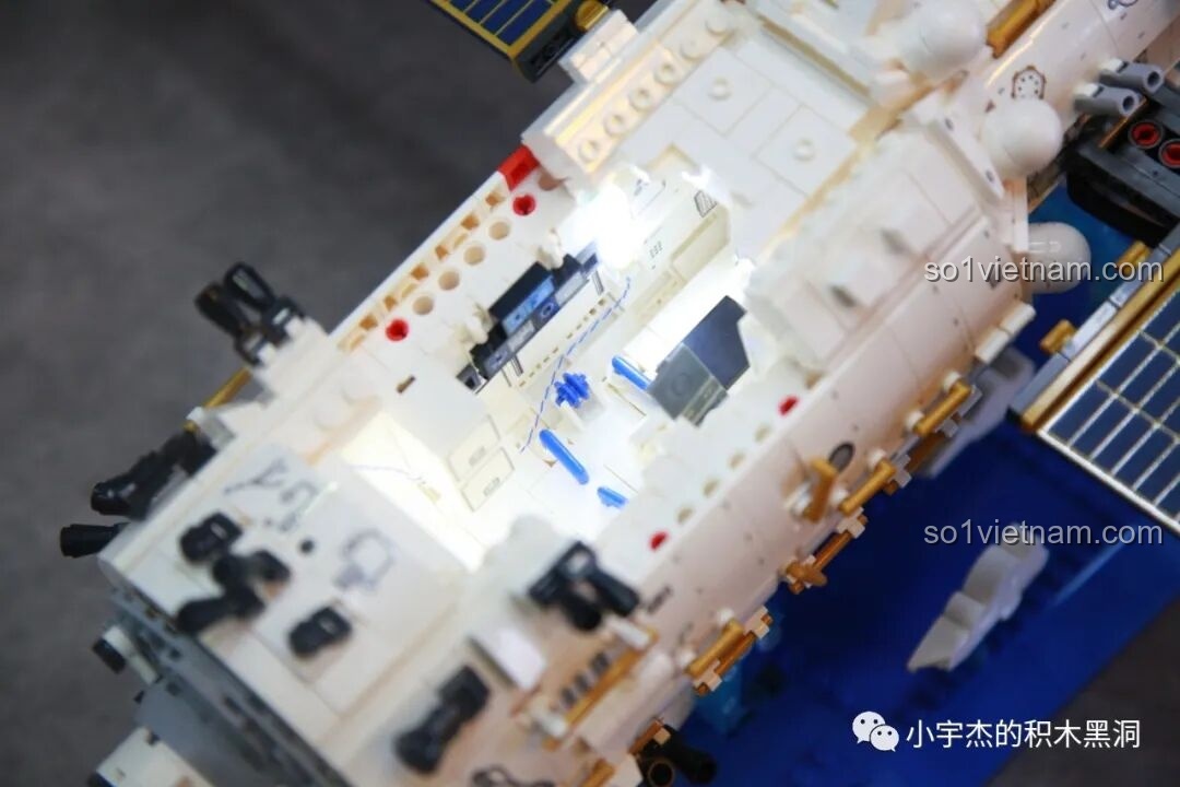 Nội thất bên trong khoang lớn của Trạm Vũ trụ Thiên Cung được chiếu sáng bằng đèn LED, hiển thị các bảng điều khiển và thiết bị của bộ SEMBO 203337.