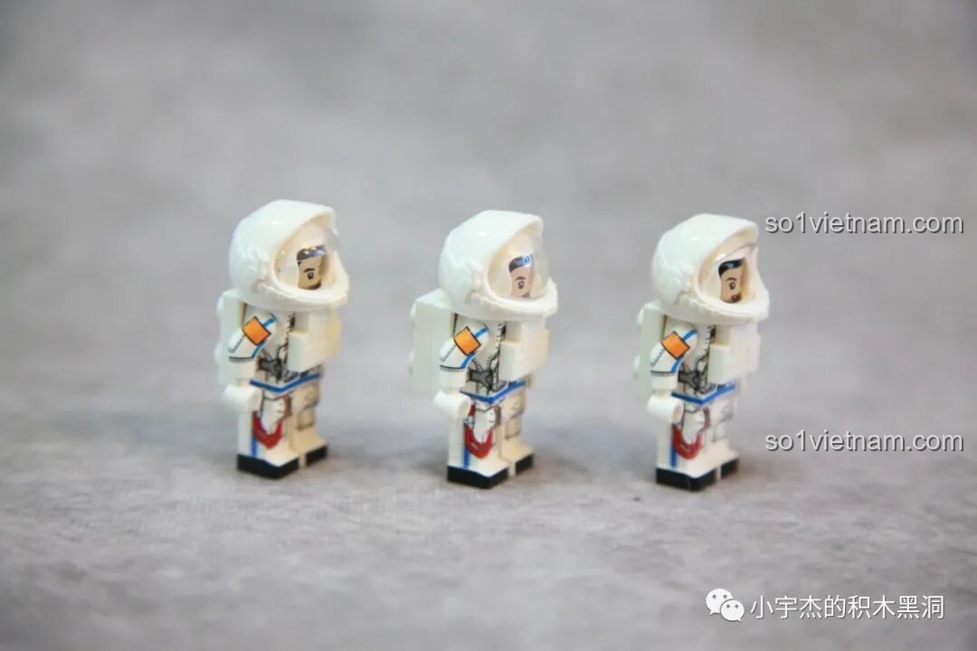 Góc nhìn nghiêng của ba minifigures phi hành gia trong trang phục làm việc ngoài không gian của bộ SEMBO 203337.