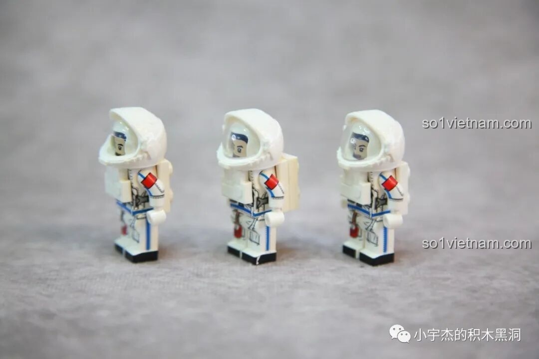 Góc nhìn nghiêng khác của ba minifigures phi hành gia trong trang phục làm việc ngoài không gian của bộ SEMBO 203337.