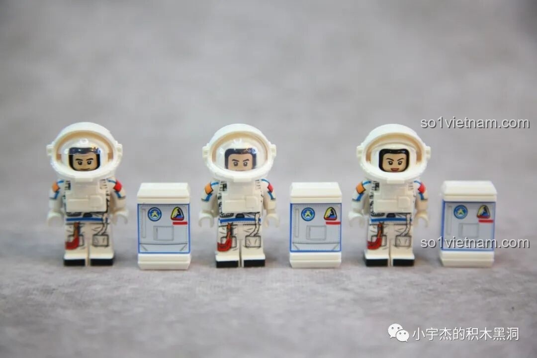 Ba minifigures phi hành gia trong trang phục làm việc ngoài không gian màu trắng của bộ lắp ráp SEMBO 203337.