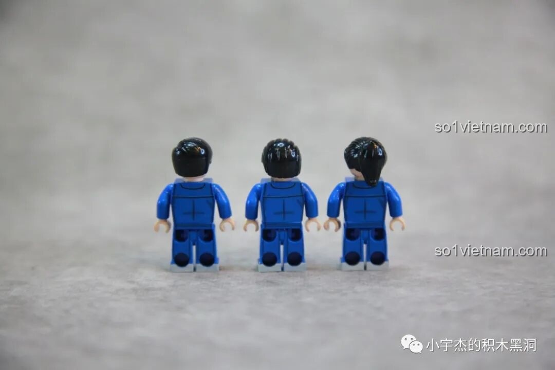 Mặt lưng của ba minifigures phi hành gia trong trang phục làm việc trong khoang của bộ SEMBO 203337.