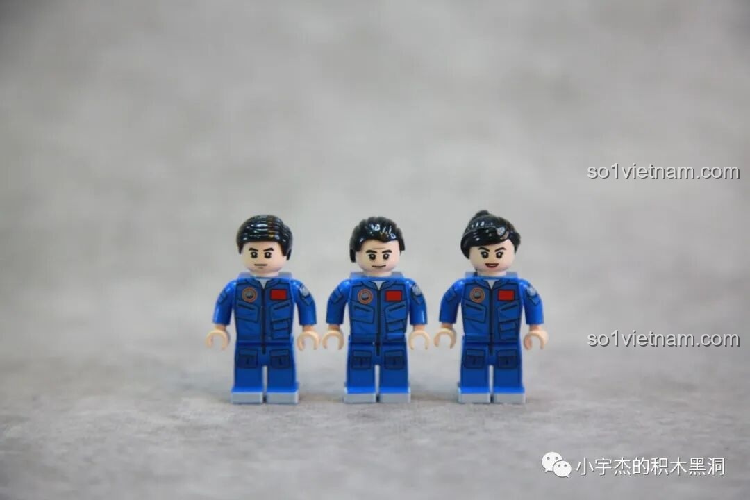 Ba minifigures phi hành gia trong trang phục làm việc trong khoang màu xanh của bộ lắp ráp SEMBO 203337.