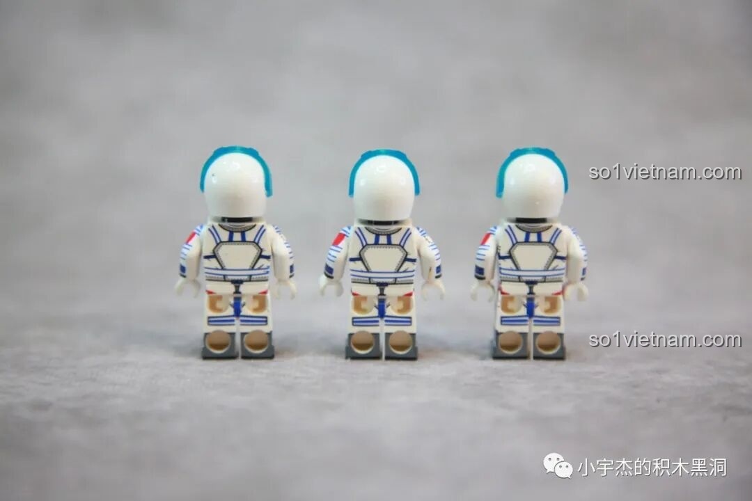 Mặt lưng của ba minifigures phi hành gia trong trang phục phóng tàu Thần Châu của bộ lắp ráp SEMBO 203337.