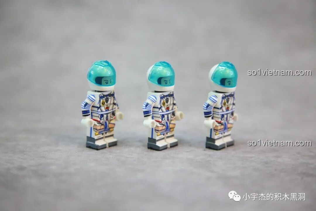 Góc nhìn nghiêng của ba minifigures phi hành gia trong trang phục phóng tàu Thần Châu của bộ SEMBO 203337.