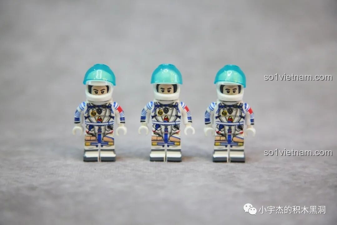 Ba minifigures phi hành gia trong trang phục phóng tàu Thần Châu nhìn trực diện của bộ SEMBO 203337.