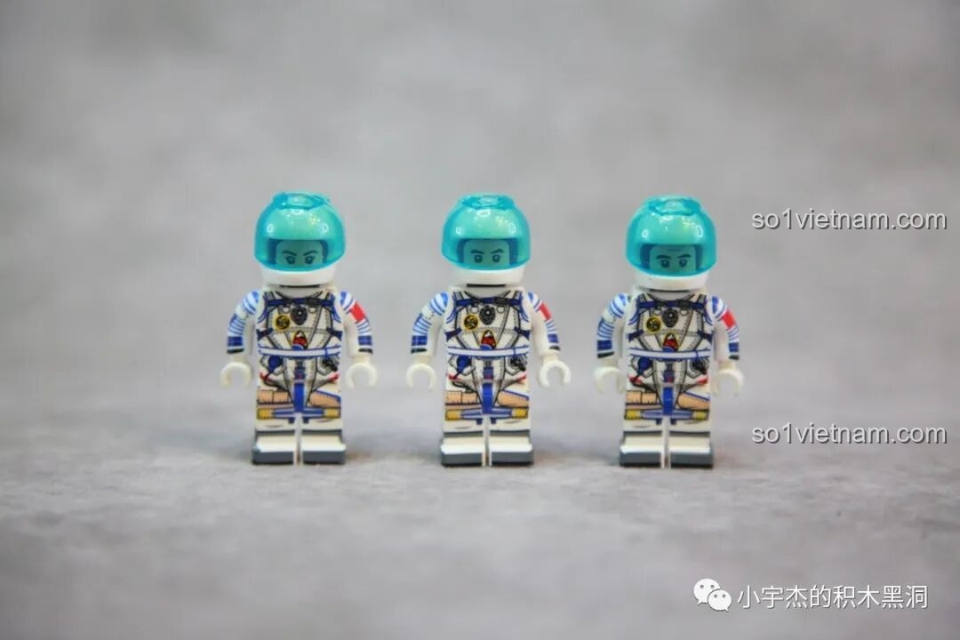 Ba minifigures phi hành gia trong trang phục phóng tàu Thần Châu màu trắng với mũ bảo hiểm xanh, chi tiết in ấn sắc nét của bộ SEMBO 203337.