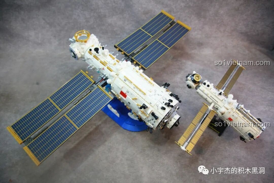 So sánh kích thước giữa bộ lắp ráp SEMBO 203337 Mô hình Trạm Vũ trụ Thiên Cung lớn và một mô hình trạm vũ trụ nhỏ hơn.