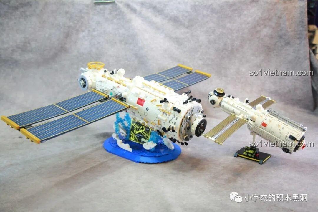 So sánh kích thước giữa bộ lắp ráp SEMBO 203337 Mô hình Trạm Vũ trụ Thiên Cung lớn và một mô hình trạm vũ trụ nhỏ hơn, nhìn từ trên xuống.