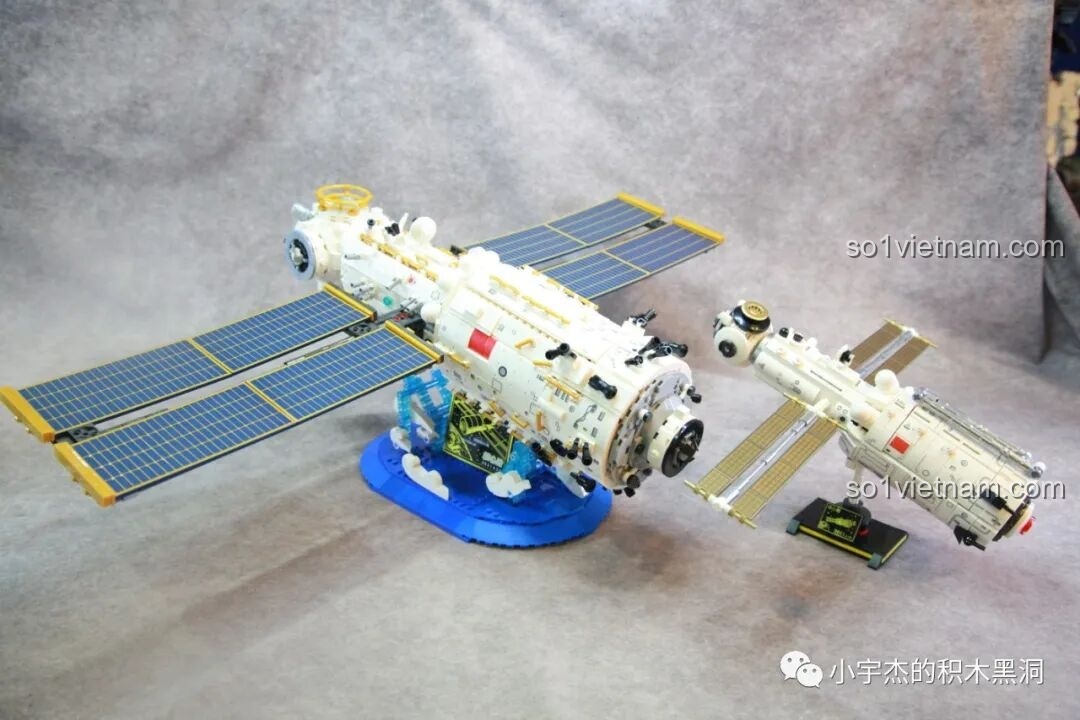 So sánh kích thước giữa bộ lắp ráp SEMBO 203337 Mô hình Trạm Vũ trụ Thiên Cung lớn và một mô hình trạm vũ trụ nhỏ hơn, nhìn từ góc nghiêng.