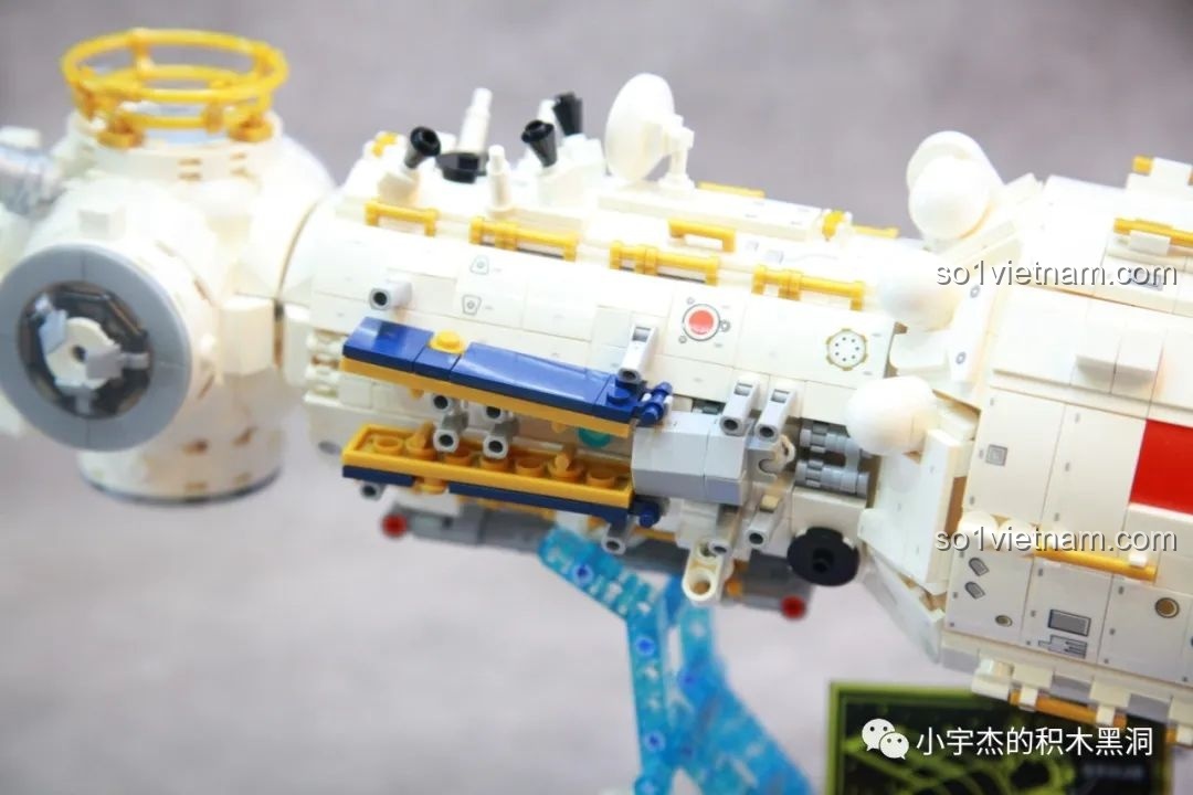 Các tấm pin mặt trời của bộ lắp ráp SEMBO 203337 Mô hình Trạm Vũ trụ Thiên Cung đang được gắn vào mô hình chính.