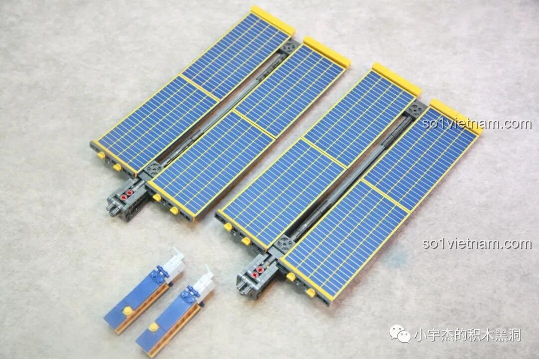 Các tấm pin mặt trời của bộ lắp ráp SEMBO 203337 Mô hình Trạm Vũ trụ Thiên Cung ở trạng thái gấp gọn (trạng thái phóng), tất cả đều là mảnh in ấn.