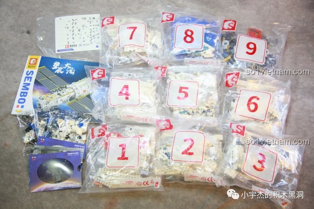 Tất cả 9 túi linh kiện được đánh số, 3 tờ decal và sách hướng dẫn của bộ lắp ráp SEMBO 203337 Mô hình Trạm Vũ trụ Thiên Cung.