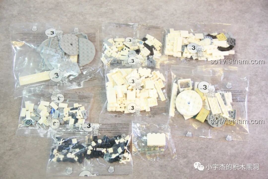 Các túi linh kiện được đánh số 3 của bộ lắp ráp SEMBO 203337 Mô hình Trạm Vũ trụ Thiên Cung, chứa các mảnh ghép đặc biệt và gạch phát sáng.