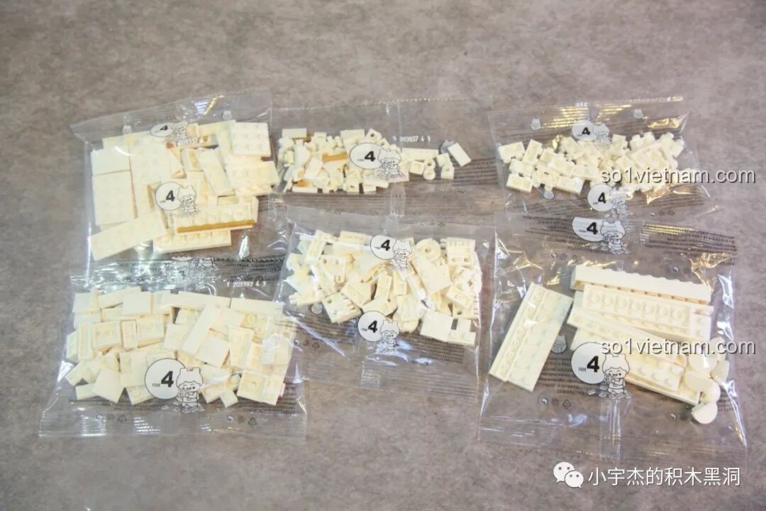 Các túi linh kiện được đánh số 4 của bộ lắp ráp SEMBO 203337 Mô hình Trạm Vũ trụ Thiên Cung, cho giai đoạn lắp ráp tiếp theo.