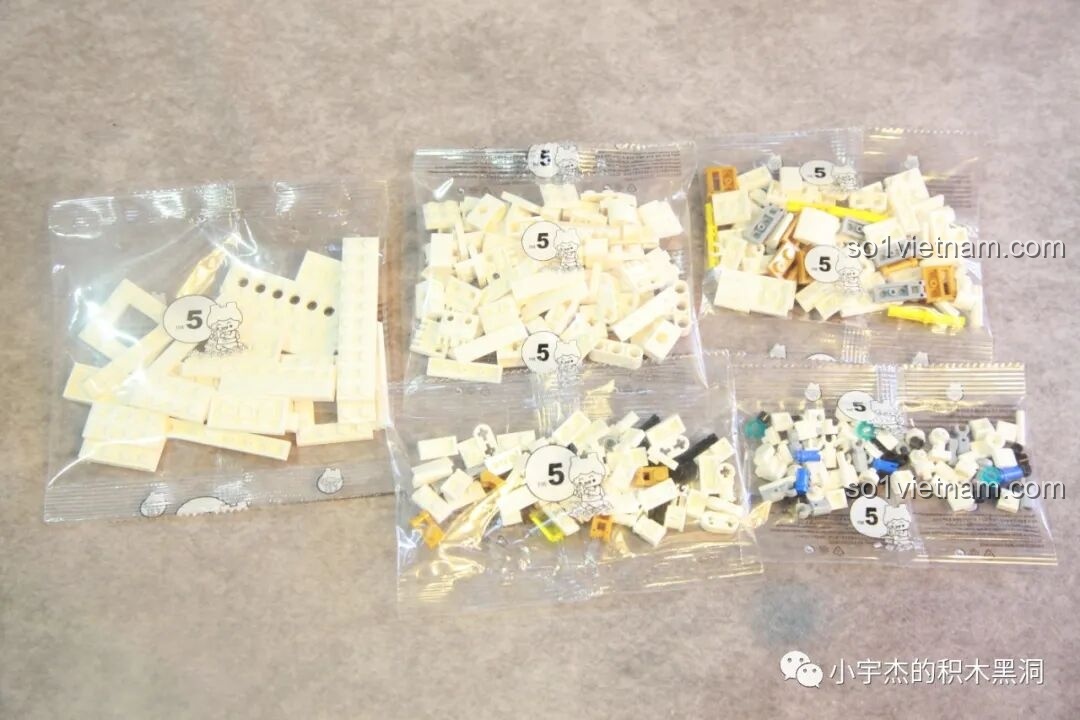 Các túi linh kiện được đánh số 5 của bộ lắp ráp SEMBO 203337 Mô hình Trạm Vũ trụ Thiên Cung, cho giai đoạn lắp ráp khoang nhỏ.