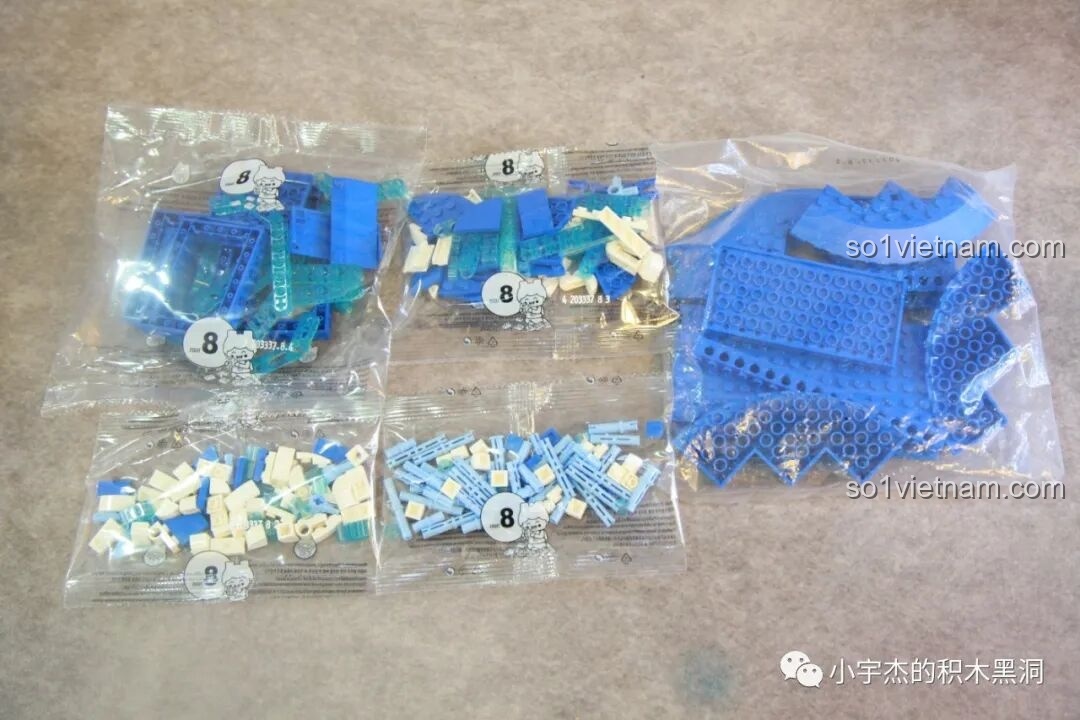 Các túi linh kiện được đánh số 8 của bộ lắp ráp SEMBO 203337 Mô hình Trạm Vũ trụ Thiên Cung, cho giai đoạn lắp ráp đế trưng bày.