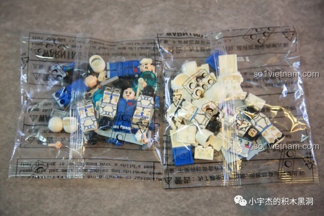 Túi linh kiện chứa các mảnh ghép của 9 minifigures phi hành gia trong bộ lắp ráp SEMBO 203337 Mô hình Trạm Vũ trụ Thiên Cung.
