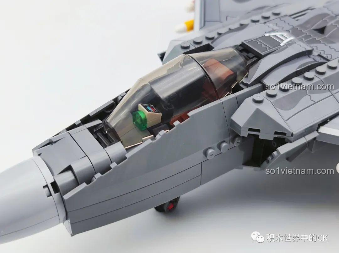 Cận cảnh buồng lái mở của mô hình đồ chơi lắp ráp Máy bay chiến đấu F-22 Raptor 207124, hiển thị bảng điều khiển.