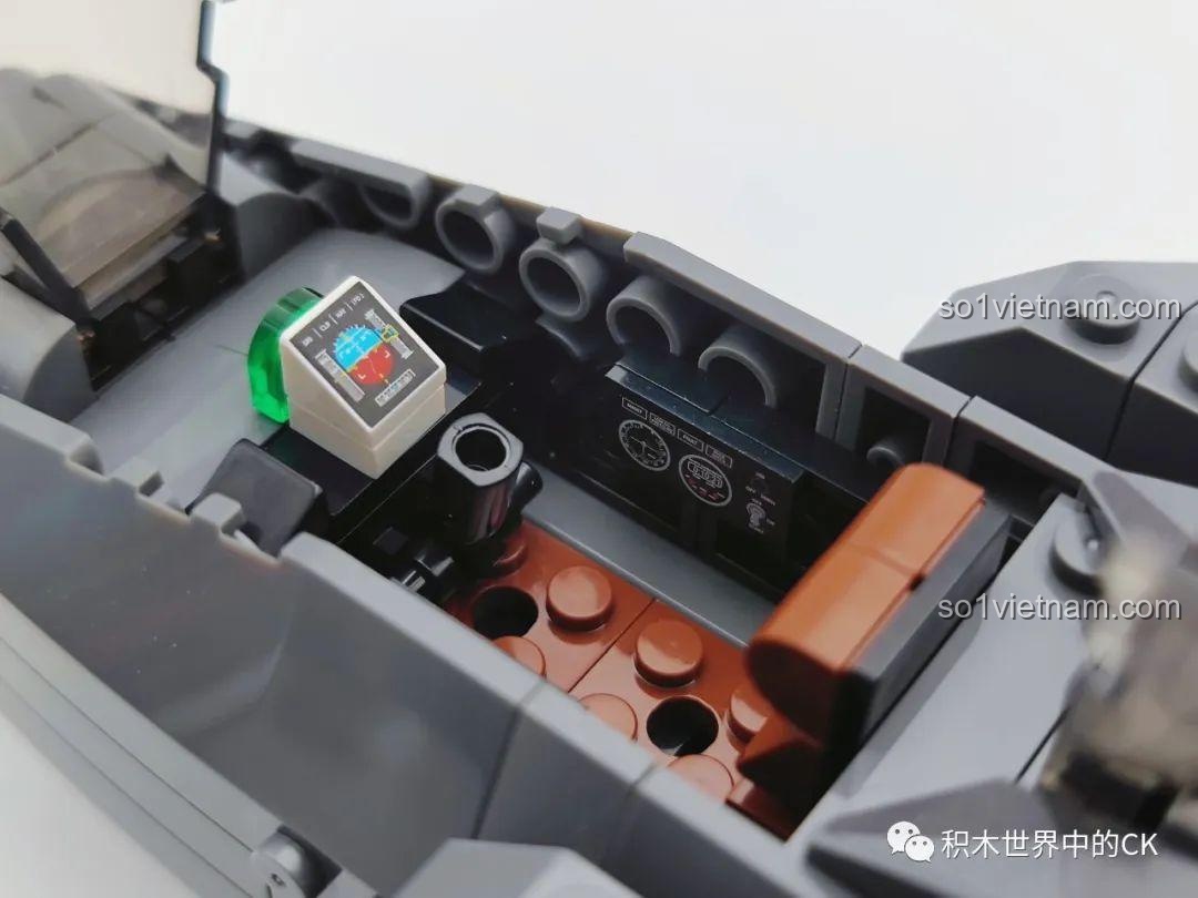 Cận cảnh buồng lái mở của mô hình đồ chơi lắp ráp Máy bay chiến đấu F-22 Raptor 207124, nhìn từ góc khác.