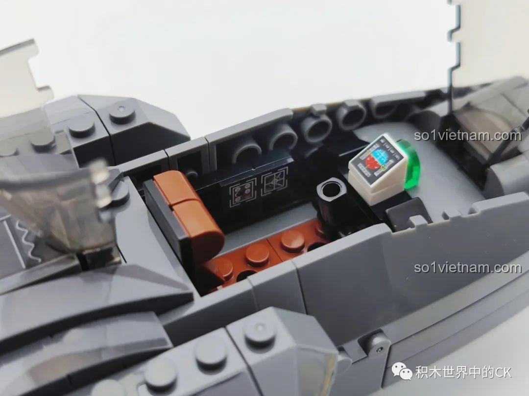 Cận cảnh buồng lái mở của mô hình đồ chơi lắp ráp Máy bay chiến đấu F-22 Raptor 207124, với phi công bên trong.