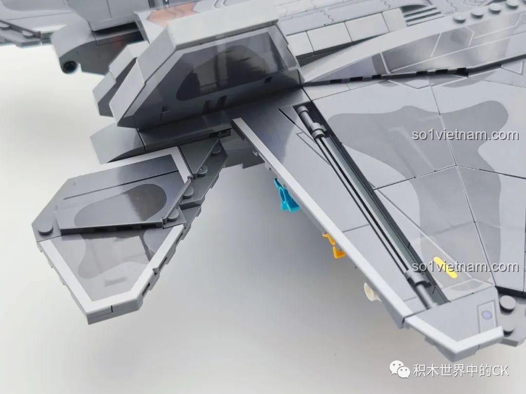 Cận cảnh chi tiết cánh đuôi của mô hình đồ chơi lắp ráp Máy bay chiến đấu F-22 Raptor 207124, nhìn từ góc khác.