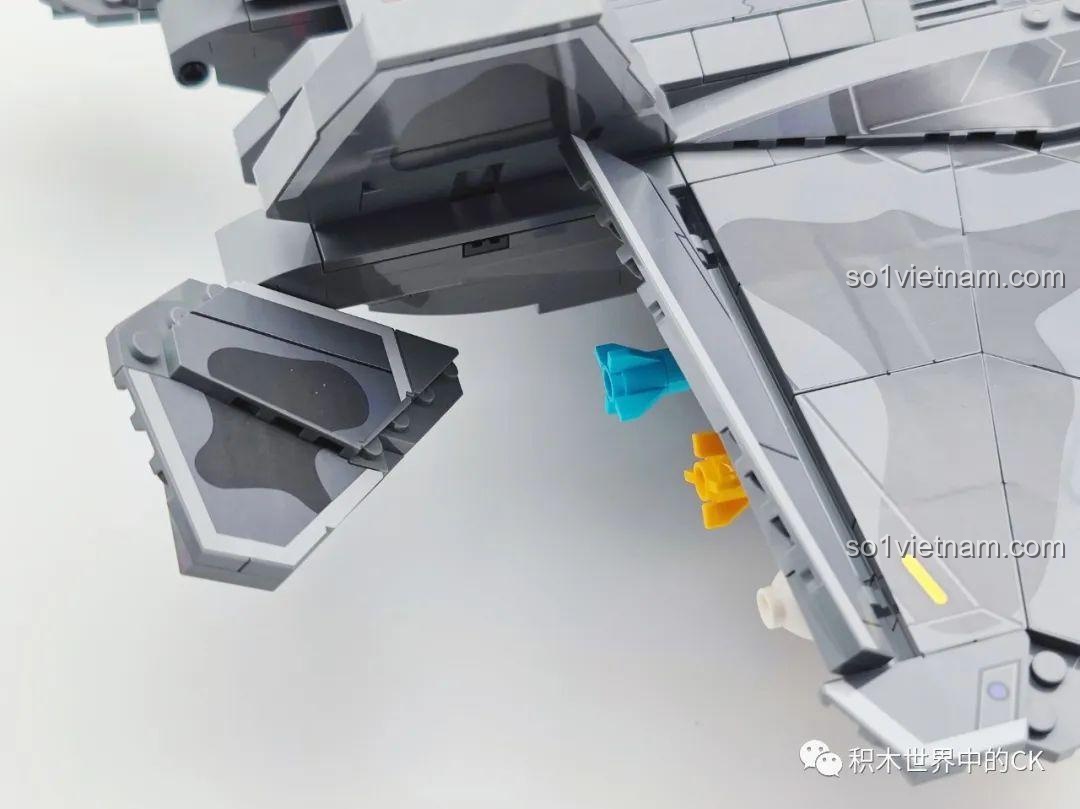 Cận cảnh phần động cơ phía sau của mô hình đồ chơi lắp ráp Máy bay chiến đấu F-22 Raptor 207124.