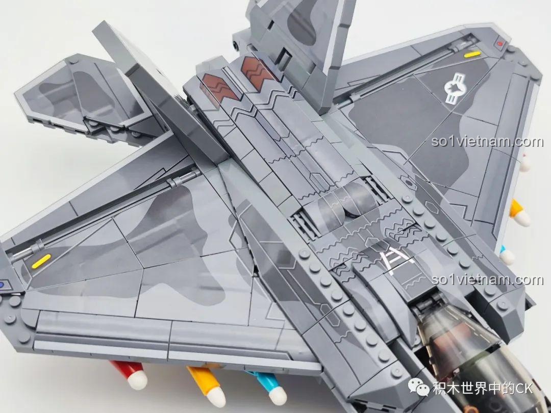 Cận cảnh các tên lửa nhiều màu sắc gắn dưới cánh của mô hình đồ chơi lắp ráp Máy bay chiến đấu F-22 Raptor 207124.