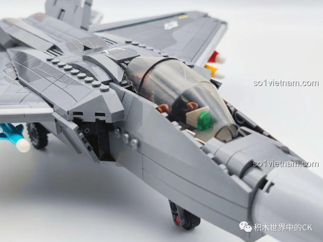 Cận cảnh phần thân trên của mô hình đồ chơi lắp ráp Máy bay chiến đấu F-22 Raptor 207124, với các họa tiết rằn ri.