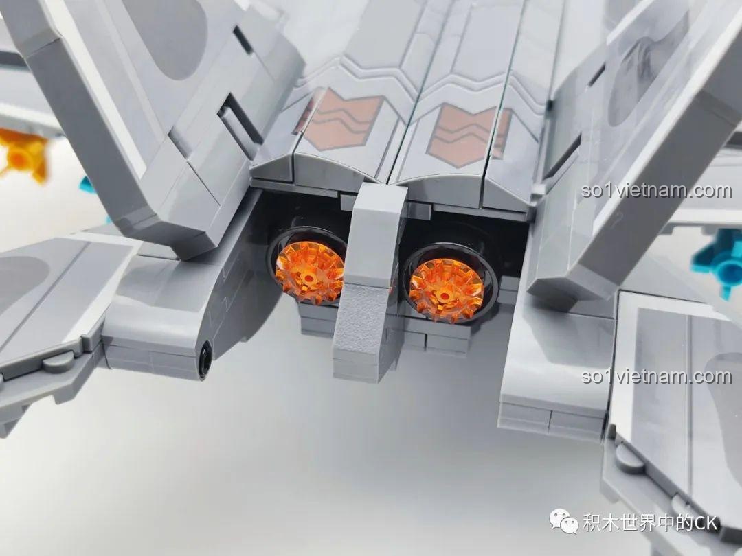 Mặt dưới của mô hình đồ chơi lắp ráp Máy bay chiến đấu F-22 Raptor 207124, hiển thị các tên lửa và bánh xe.