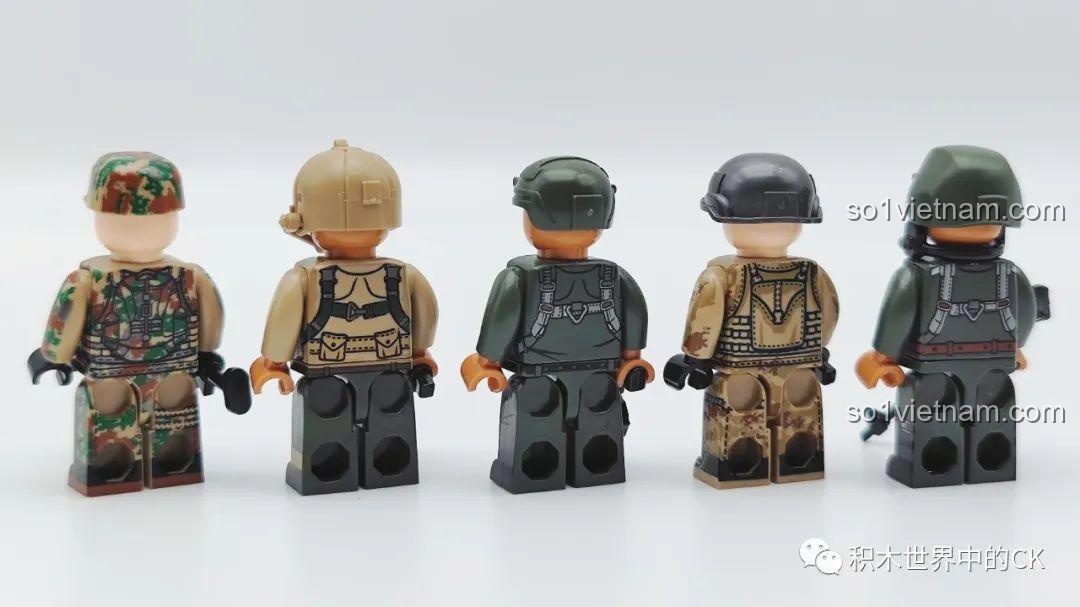 Mặt sau của các minifigures đi kèm bộ lắp ráp Máy bay chiến đấu F-22 Raptor 207124.