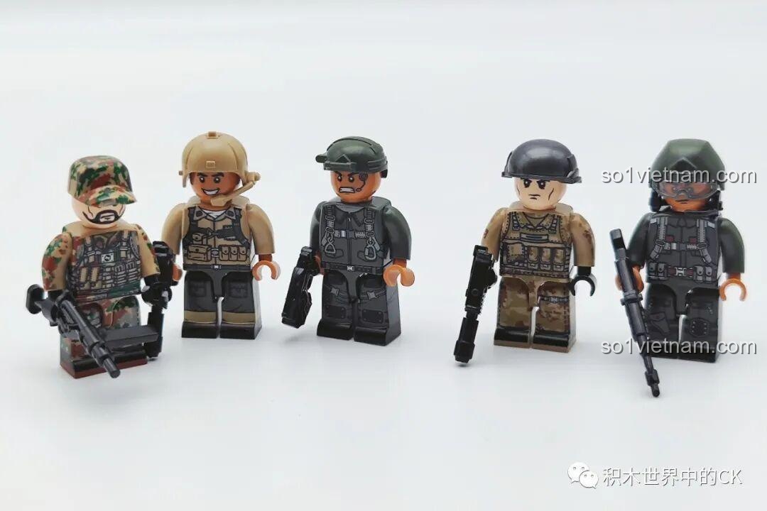 Năm minifigures phi công và đặc nhiệm đi kèm bộ lắp ráp SEMBO 207124 F-22 Raptor, nhìn từ phía trước.
