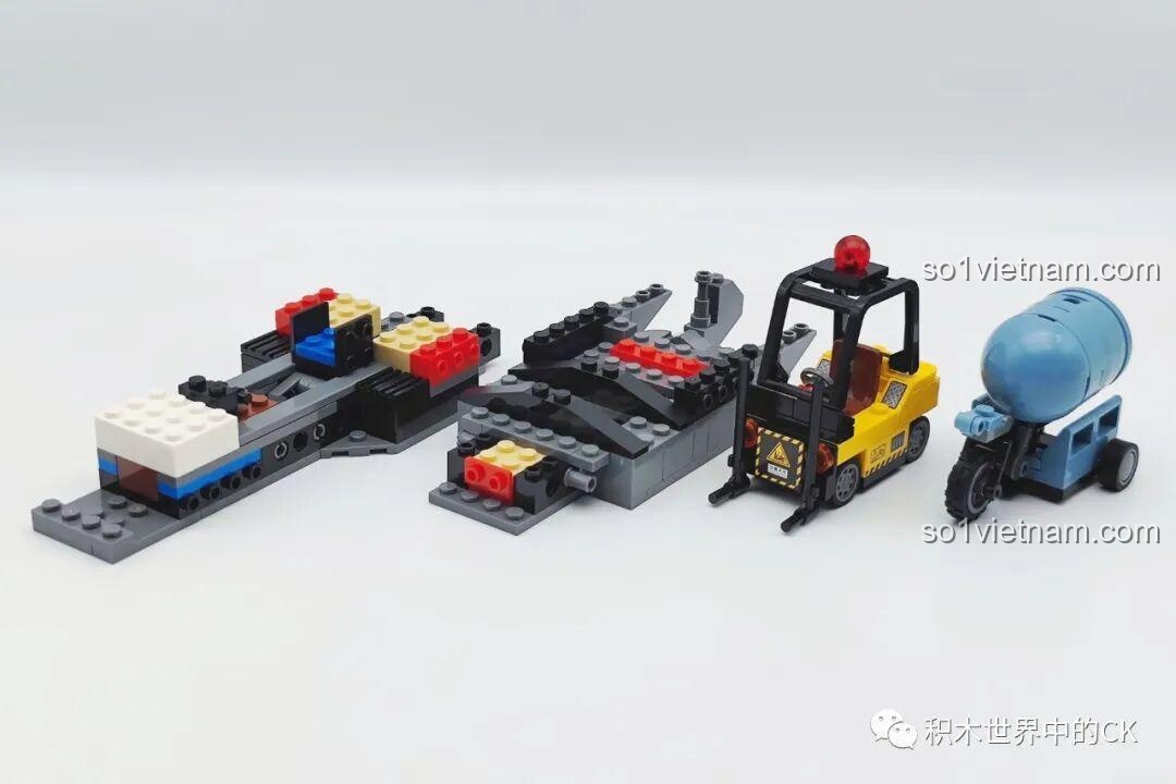 Các phụ kiện đi kèm bộ lắp ghép F-22 Raptor 207124 bao gồm xe nâng và xe ba bánh chở thùng.