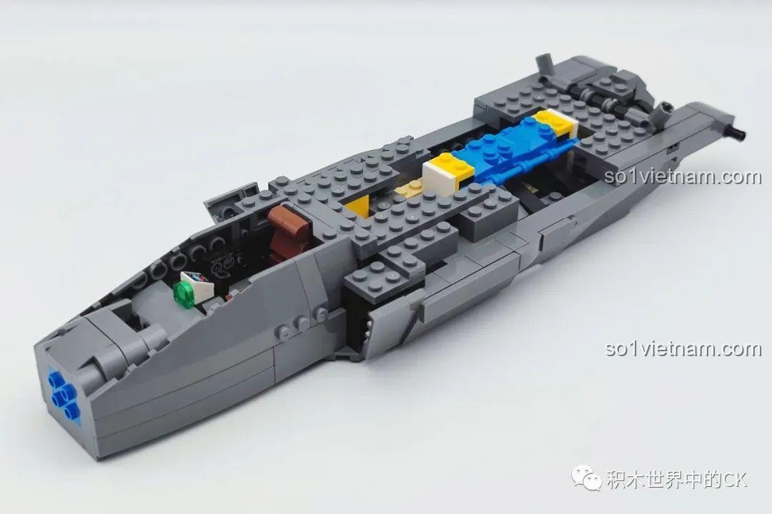 Giai đoạn đầu của quá trình lắp ráp đồ chơi mô hình F-22 Raptor 207124, bắt đầu hình thành khung sườn.