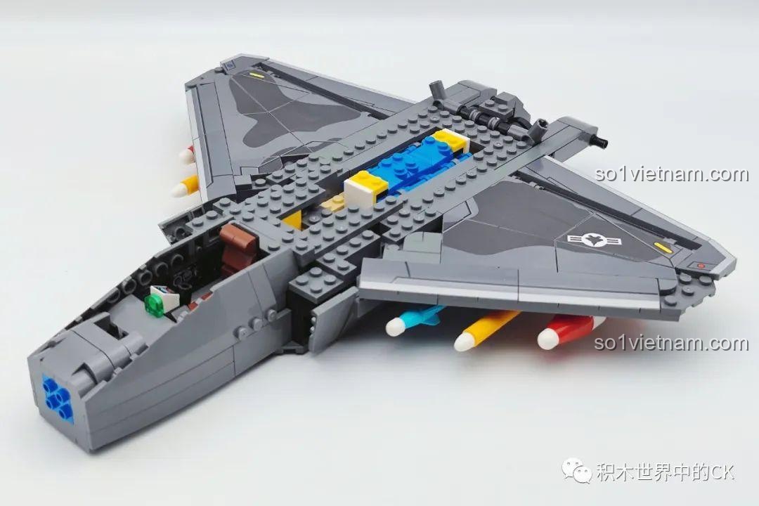 Tiến độ lắp ráp bộ xếp hình Máy bay tàng F-22 207124, các chi tiết cánh và thân máy bay đang được hoàn thiện.